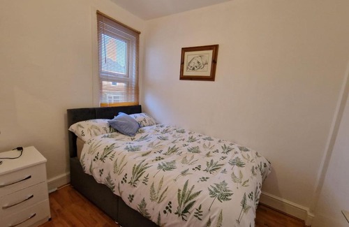 Evesham House | CosyHomeStay Evesham Spacious home W/Free Parking & WiFi