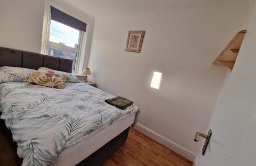 Evesham House | CosyHomeStay Evesham Spacious home W/Free Parking & WiFi
