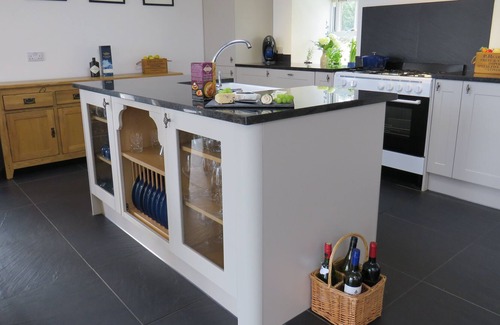 Castle Douglas Cottage | Cot Cottage - a house that sleeps 10 guests in 5 bedrooms