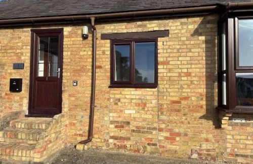 Bedford Apartment | Cottage 1, a Cosy Retreat with Secure Parking