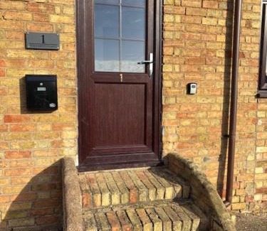 Bedford Apartment | Cottage 1, a Cosy Retreat with Secure Parking