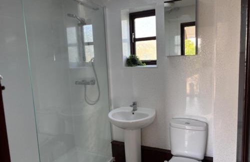 Bedford Apartment | Cottage 1, a Cosy Retreat with Secure Parking