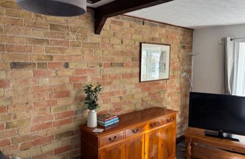 Bedford Apartment | Cottage 1, a Cosy Retreat with Secure Parking
