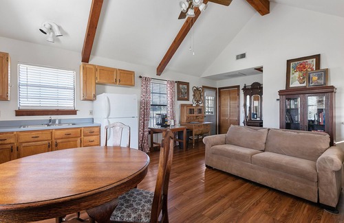 Fredericksburg Cottage | Cottage at Twin Oaks - Dog Friendly - Incredible country views