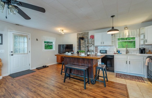 Burnsville Cottage | Cottage by the Creek, Fire Pit, Grill, 3 Mins to Town, WiFi, Pets Welcome!