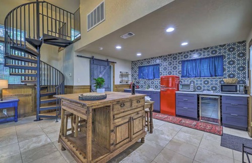 Fredericksburg Cottage | Cottage Creek Retreat l Hot Tub, Pet Friendly Yard, & 1.2 Acres Near Main St