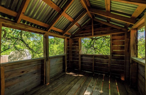 Fredericksburg Cottage | Cottage Creek Retreat l Hot Tub, Pet Friendly Yard, & 1.2 Acres Near Main St