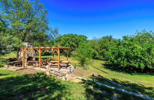 Fredericksburg Cottage | Cottage Creek Retreat l Hot Tub, Pet Friendly Yard, & 1.2 Acres Near Main St