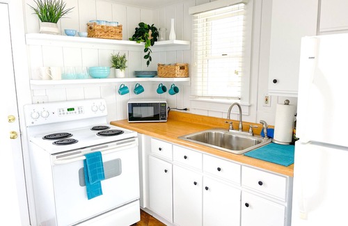 Ogunquit Cottage | Cottage Getaway - Walk to Beach & Downtown Sleep 7