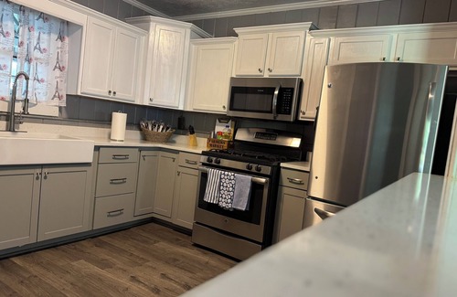 Douglasville House | Cottage home near downtown Douglasville’s Greystone Amphitheater.