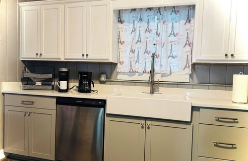 Douglasville House | Cottage home near downtown Douglasville’s Greystone Amphitheater.