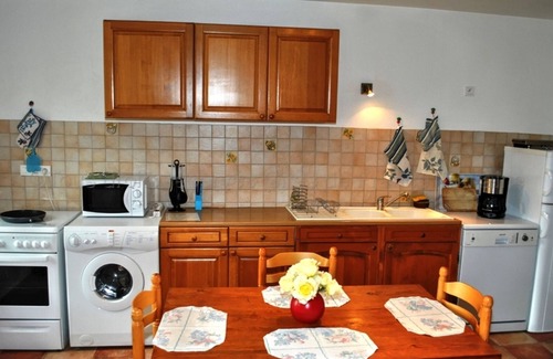 Chemille-sur-Indrois Cottage | Cottage in Touraine with fireplace, pets allowed, garden and parking