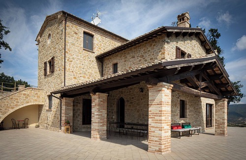 Castelraimondo Villa | Cottage Ermelinda – Landscape, Jacuzzi and Pool