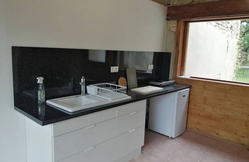 Grignan Cottage | Cottage 'La Roulotte Authentique' with Private Terrace, Private Garden and Wi-Fi