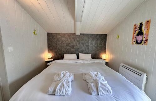 Prouilly Apartment | Cottage Le Rosie au bord du lac avec jacuzzi