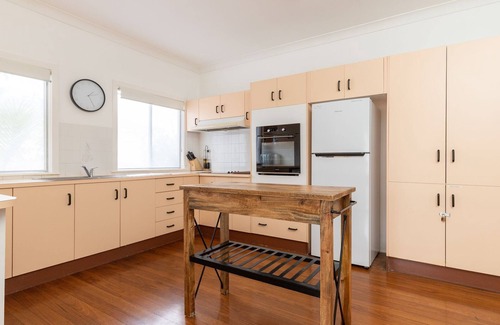 Forster House | Cottage on Bruce nestled between lake and ocean