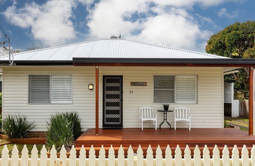 Forster House | Cottage on Bruce nestled between lake and ocean