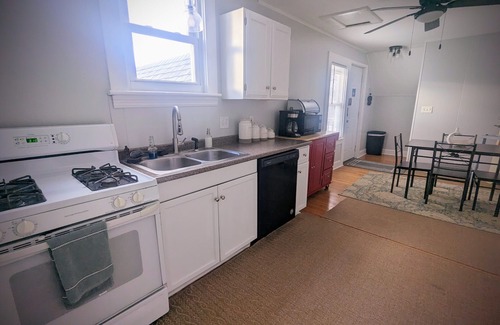 Lakewood Apartment | Cottage on Cove - Private Apartment near Lake Erie & Downtown