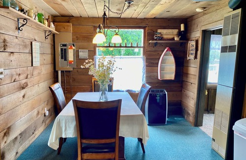 Brackney Cottage | Cottage on Laurel Lake with Garage Loft that sleeps up to 15