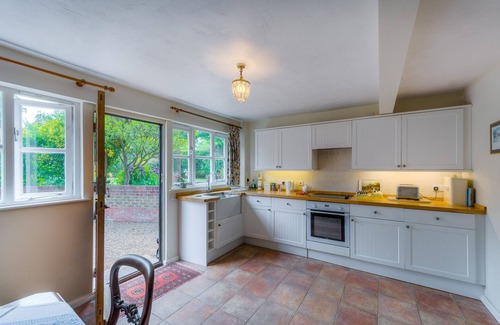 Arundel Cottage | Cottage on outskirts of Arundel with private secure parking