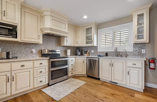 Heber House | Cottage on the hill, sleeps 6, views, gym, office