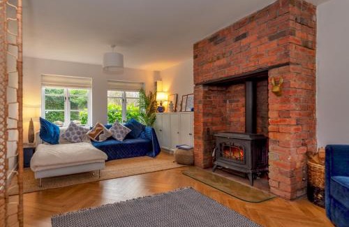 Jackfield House | Cottage Retreat - Fireplace Garden nr Ironbridge Pass the Keys