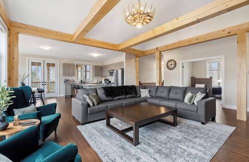 Dwight House | Cottage Retreat near Algonquin Park, Skiing, Hiking and Golfing with Game Room.
