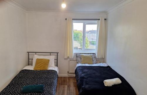 Huntingdon House | Cottage - Sleeps 4 - Parking - WiFi