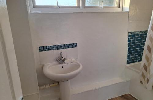 Huntingdon House | Cottage - Sleeps 4 - Parking - WiFi