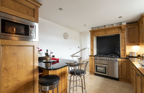 Knott End-on-Sea Cottage | Cottage - Sleeps 5 - Hot Tub - Garden - Parking