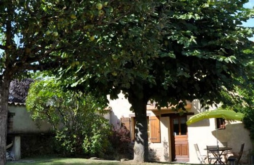 Maringes Cottage | Cottage with fireplace, enclosed garden, pets allowed