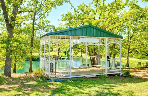 Guthrie Cottage | Cottages at Willow Pond Charming romantic hot tub wine jacuzzi breakfast massage