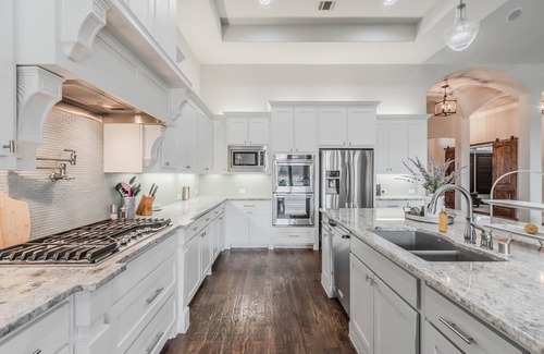 Lucas House | Country charm & close to it all! Sleeps 16+! Sky high ceilings & exposed beams!