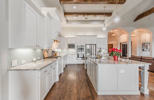 Lucas House | Country charm & close to it all! Sleeps 16+! Sky high ceilings & exposed beams!