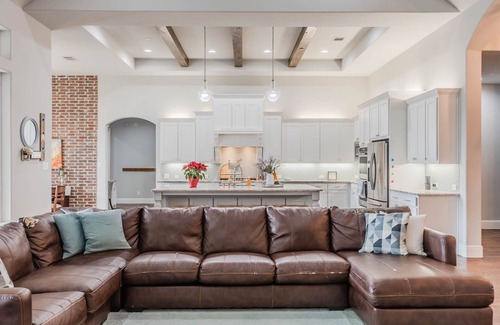 Lucas House | Country charm & close to it all! Sleeps 16+! Sky high ceilings & exposed beams!