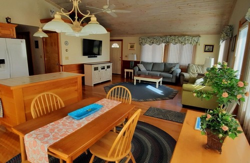 Little Compton Cottage | Country Coastal Cottage 3 min. from beach.