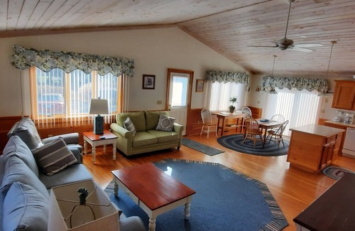 Little Compton Cottage | Country Coastal Cottage 3 min. from beach.