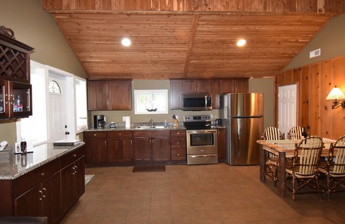 Camdenton House | Country Cottage, near HaHa Tonka Park, Free Kayaks & Outdoor Pavilion Game room