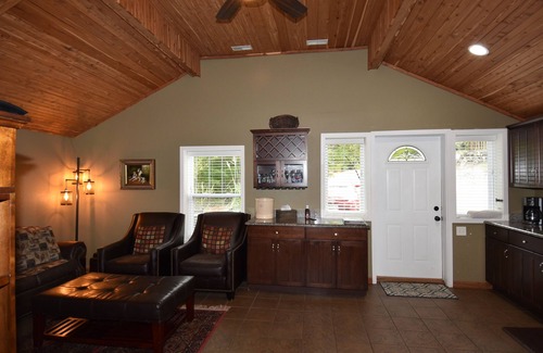 Camdenton House | Country Cottage, near HaHa Tonka Park, Free Kayaks & Outdoor Pavilion Game room