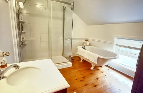 Ottawa Division Cottage | Country Cottage Retreat located on the Rideau River-swim, relax and explore.