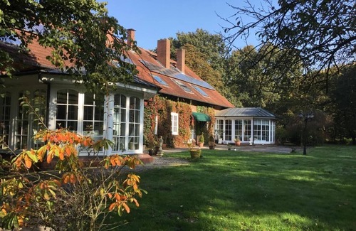 Loxstedt Apartment | Country estate with a view of the water