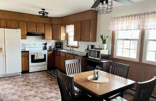 Loysburg House | Country Getaway, 2- bedroom, Jacuzzi, fire ring