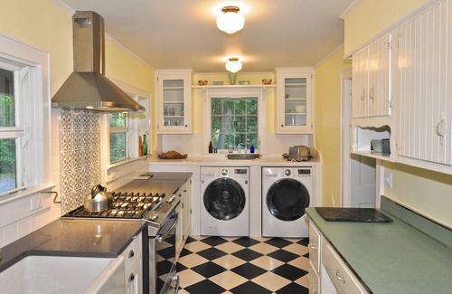 Woodstock House | COUNTRY HOME Fenced Backyard, 1 mi. to Town, Kids & Dogs OK!