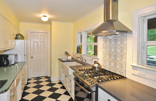 Woodstock House | COUNTRY HOME Fenced Backyard, 1 mi. to Town, Kids & Dogs OK!