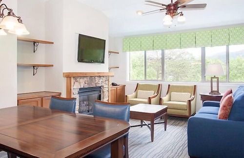 Gatlinburg Resort | Country Hotel near Gatlinburg amusement park w/indoor/outdoor heated pools, hot tubs and game rooms