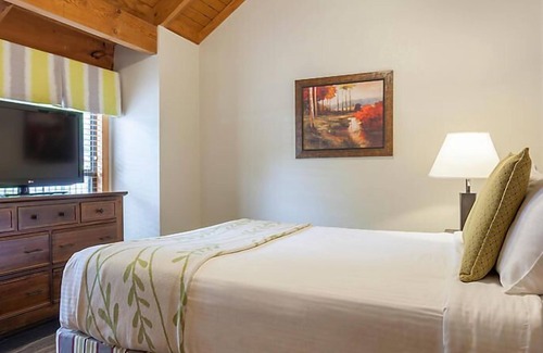 Gatlinburg Resort | Country Hotel near Gatlinburg amusement park w/indoor/outdoor heated pools, hot tubs and game rooms