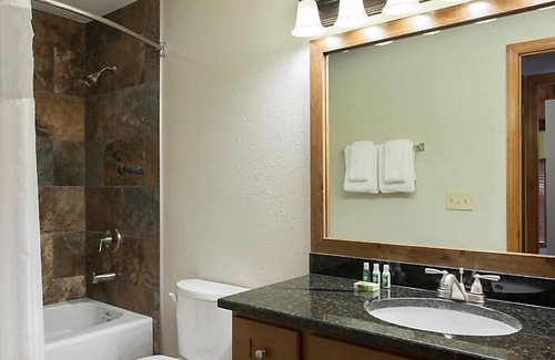 Gatlinburg Resort | Country Hotel near Gatlinburg amusement park w/indoor/outdoor heated pools, hot tubs and game rooms