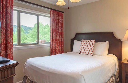 Gatlinburg Resort | Country Hotel near Gatlinburg amusement park w/indoor/outdoor heated pools, hot tubs and game rooms
