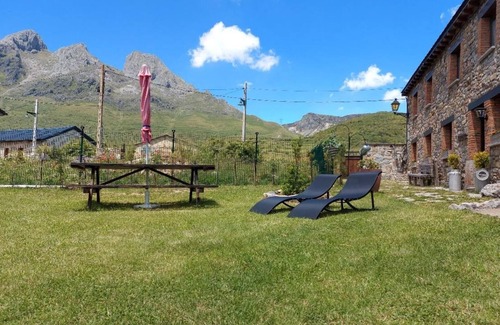 Poladura de la Tercia House | Country House 'La Terraza Del Valle' with Mountain View, Shared Terrace and Wi-Fi