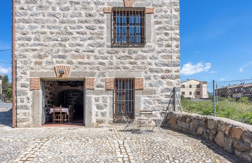 Navaluenga House | Country House 'La Bodega De Gredos' with Mountain Views